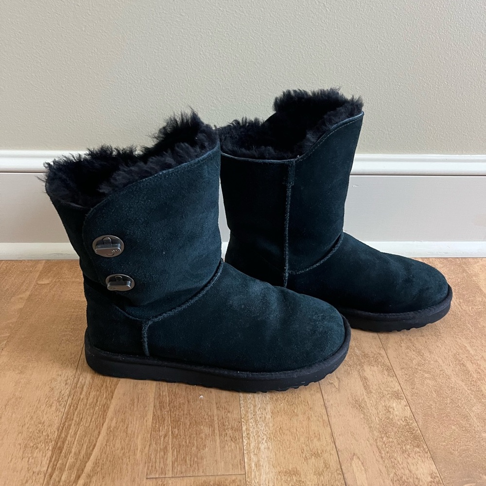 UGG Womens Short Turnlock Boots Black Suede Sheepskin US 8. Excellent condition